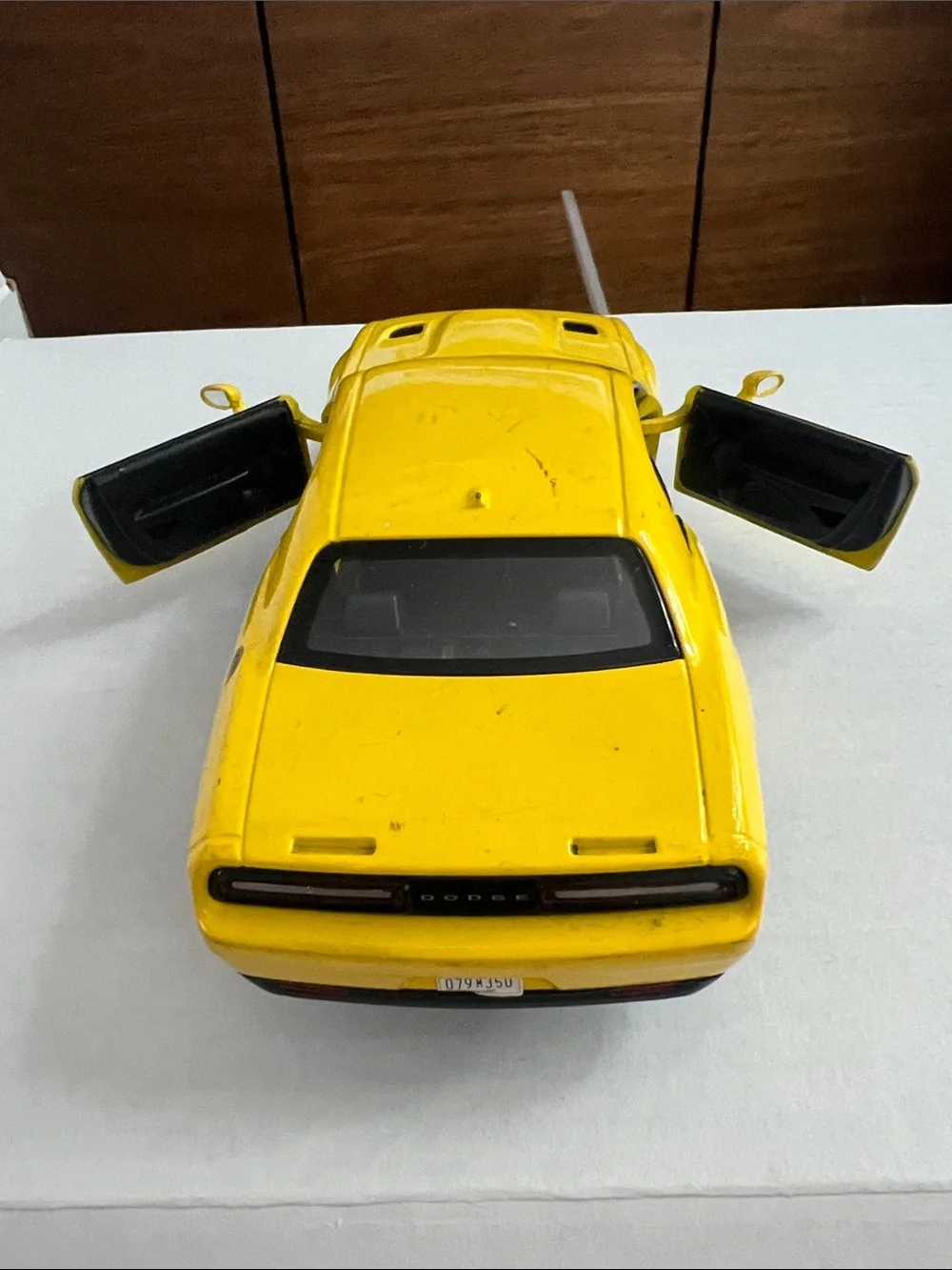 2018 Dodge Challenger SRT Hellcat Widebody Diecast  1:24 Yellow Motormax